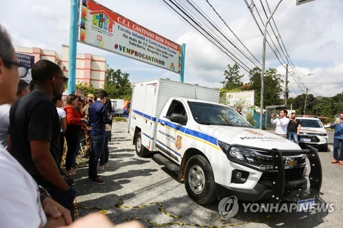 5일(현지시간) 브라질 산타카타리나주 블루메나우 한 어린이집에서 과학수사 포렌식 차량이 이동하고 있다. 로이터=연합뉴스