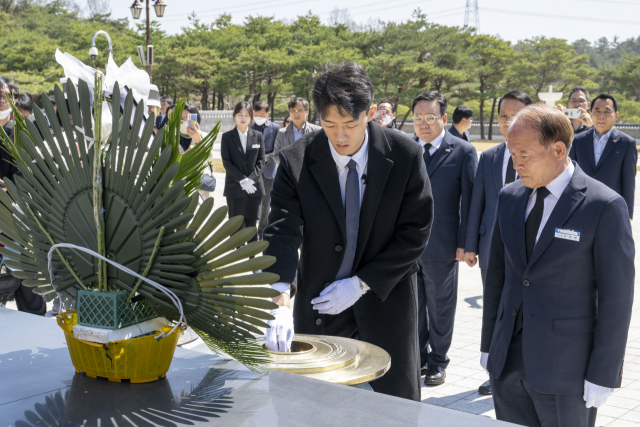 고(故) 전두환 전 대통령의 손자 전우원 씨가 지난달 31일 오전 광주 북구 운정동 국립 5·18 묘지를 참배하고 있다. 사진공동취재단