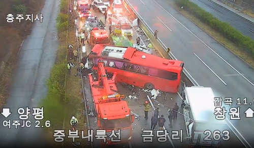 트럭 역주행 사고 현장. 한국도로공사 CCTV 갈무리