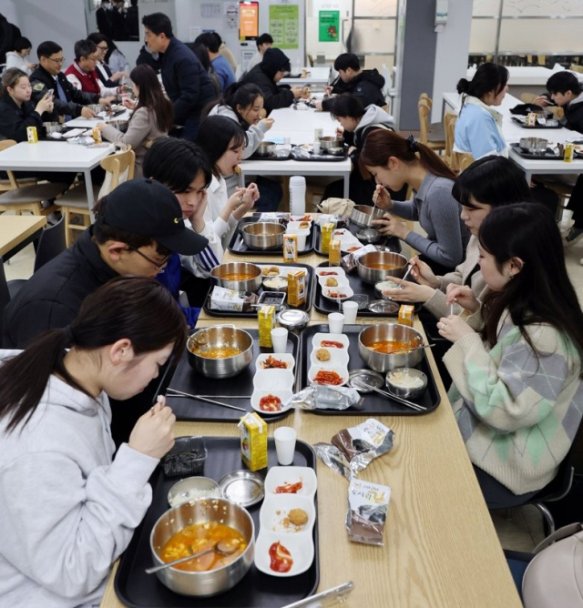 경희대 학생들이 ‘천원의 아침밥’으로 아침식사를 하고 있다. 연합뉴스