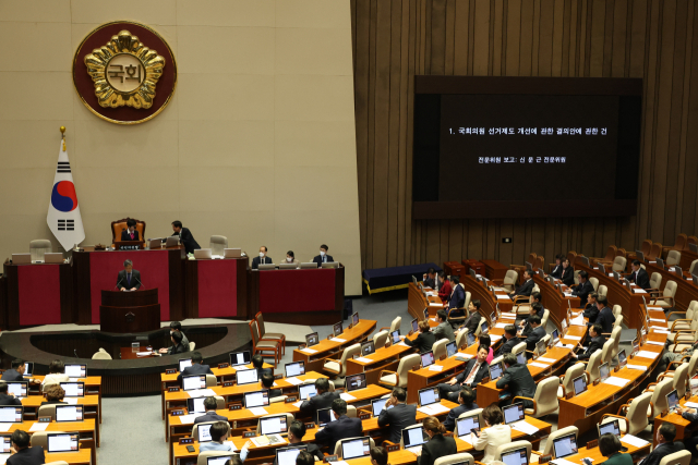 지난달 30일 오후 국회 본회의장에서 국회의원 선거제도 개선에 관한 결의안 심사를 위한 전원위원회 첫 회의가 열리고 있다. 연합뉴스