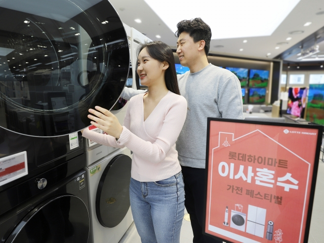 롯데하이마트에서 소비자들이 최신 가전을 둘러보고 있다./사진제공=롯데하이마트