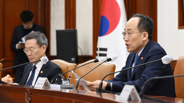 추경호(오른쪽) 부총리 겸 기획재정부 장관이 6일 정부서울청사에서 열린 비상경제장관회의에서 모두발언을 하고 있다. 오승현 기자