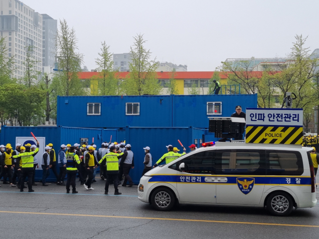 6일 오후 서울청 기동본부에서 기동대원들이 인파관리 시범훈련을 하고 있다. 박우인 기