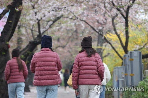 6일 오후 서울 여의도 윤중로에서 두꺼운 외투를 입은 태국인 관광객들이 이동하고 있다. 기상청은 금요일인 7일부터 일요일인 9일까지 내륙을 중심으로 아침 최저기온이 영하로 떨어질 것이라고 예보했다. 연합뉴스