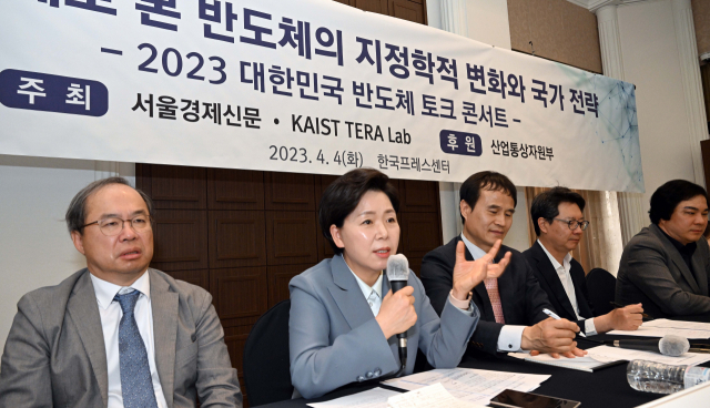 (왼쪽부터) 김정호 KAIST 교수, 양향자 국회의원, 고광본 본지 선임기자, 왕성호 한국팹리스산업협회 부회장, 유웅환 한국벤처투자 대표. 이호재 기자