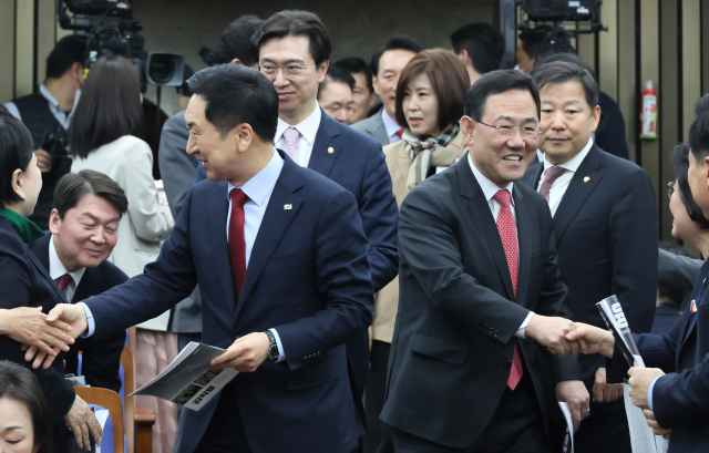 국민의힘 김기현 대표(왼쪽)와 주호영 원내대표가 7일 오전 국회에서 열린 국민의힘 원내대표 선출을 위한 의원총회에 참석하며 의원들과 인사하고 있다. 연합뉴스