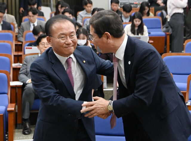 7일 오전 국회에서 국민의힘 신임 원내대표 선출된 윤재옥(왼쪽)의원이 선거 결과 발표 직 후 김학용 의원에게 축하인사를 받고 있다. 권욱 기자 2023.04.07