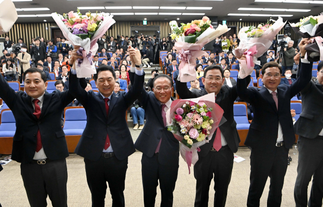 국민의힘 새 원내대표로 선출된 윤재옥(가운데) 의원이 7일 국회에서 열린 의원총회에서 김기현 대표를 비롯한 당 지도부와 기념촬영을 하고 있다. 권욱 기자 2023.04.07