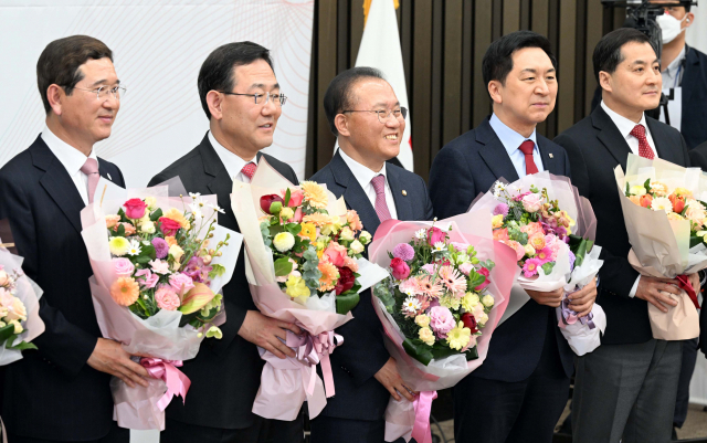 국민의힘 새 원내대표로 선출된 윤재옥(가운데) 의원이 7일 국회에서 열린 의원총회에서 김기현 대표를 비롯한 당 지도부와 기념촬영을 하고 있다. 권욱 기자 2023.04.07