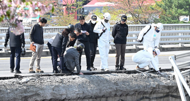 보행로가 무너지며 두 명의 사상자가 발생한 경기도 성남시 정자교에서 7일 오전 경찰과 국과수 등 관계자들이 사고 원인을 찾기 위한 합동 감식을 하고 있다. 분당=이호재기자. 2023.04.07