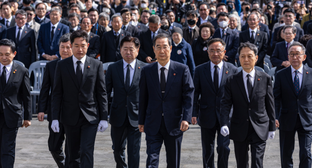 한덕수 국무총리가 지난 3일 제주 4·3 희생자 추념식에서 정부를 대표해 헌화와 분향을 하기 위해 이동하고 있다. 연합뉴스