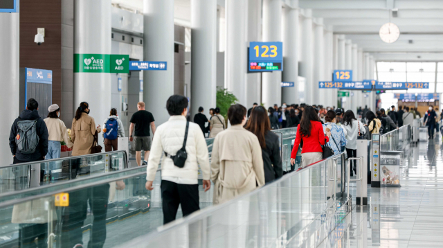 사회적 거리두기 완화로 해외여행 수요가 증가하면서 지난달 20일 인천국제공항 제1여객터미널 탑승동이 여행객들로 북적이고 있다. 영종도=권욱 기자