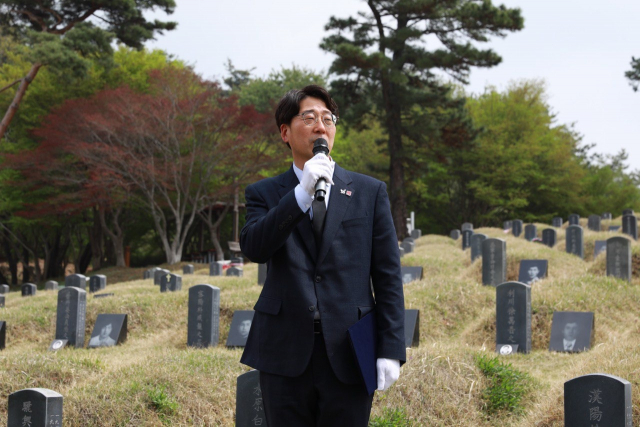 강성희 진보당 의원이 7일 광주 북구 망월묘역(민족민주열사 묘역)에서 발언하고 있다. 연합뉴스