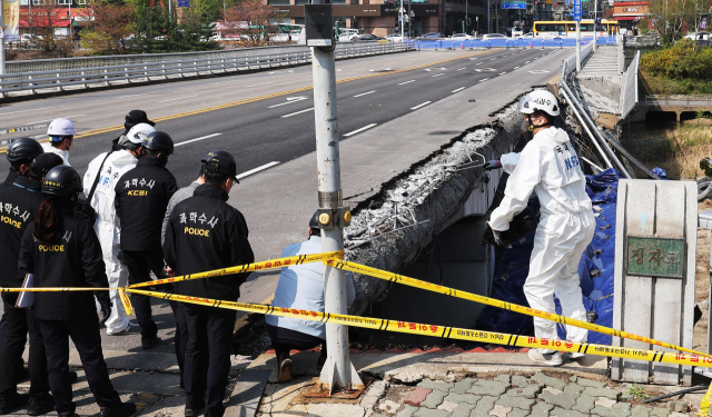 보행로가 무너지며 두 명의 사상자가 발생한 경기도 성남시 정자교에서 7일 오전 경찰과 국과수 등 관계자들이 사고 원인을 찾기 위한 합동 감식을 하고 있다. 연합뉴