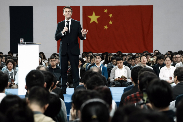 에마뉘엘 마크롱(가운데) 프랑스 대통령이 7일(현지 시간) 중국 광저우 중산대에서 학생들을 대상으로 강연하고 있다. AP연합뉴스