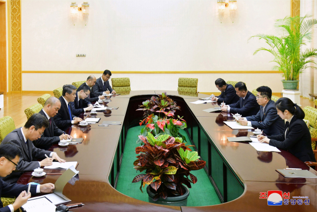 시진핑 중국 국가주석이 김정은 북한 국무위원장에게 구두 친서를 보냈다고 조선중앙통신이 8일 보도했다. 구두친서는 왕야쥔 신임 북한 주재 중국대사가 전날 김성남 조선노동당 중앙위원회 국제부장(오른쪽에서 두번째)에게 전달했다. 연합뉴스