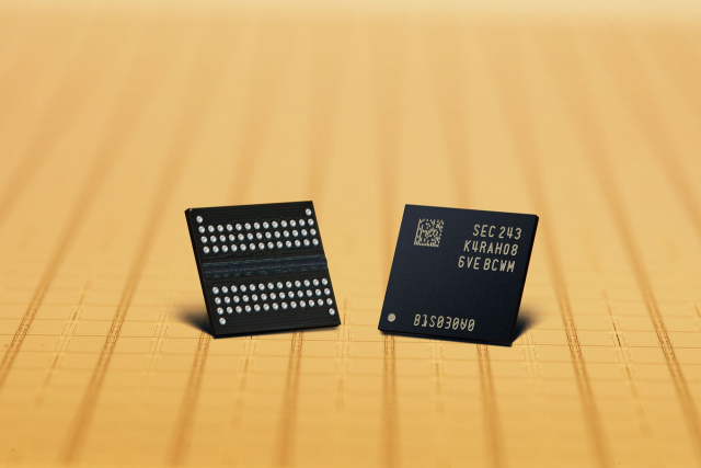 삼성전자의 12나노급 DDR5 D램. 회로 선폭은 줄었지만 ECC라는 회로가 칩 안에 새롭게 탑재되면서 크기가 기존 DDR4 제품보다 15~20% 늘어납니다. 한 개 12인치 웨이퍼에서 생산되는 칩 수가 줄어들 수 밖에 없습니다. 사진제공=삼성전자