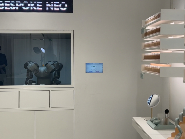매장 3층 벽 뒷면에 화장품을 제조하는 로봇이 설치돼 있다./사진=황동건 기자
