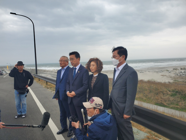 더불어민주당 '후쿠시마 원전 오염수 대책단' 소속 위성곤·양이원영·윤영덕·윤재갑 의원이 지난 7일 일본 후쿠시마 제1원자력발전소 인근에 있는 우케도항 방파제를 방문해 이번 방일 취지와 관련해 설명하고 있다. /연합뉴스