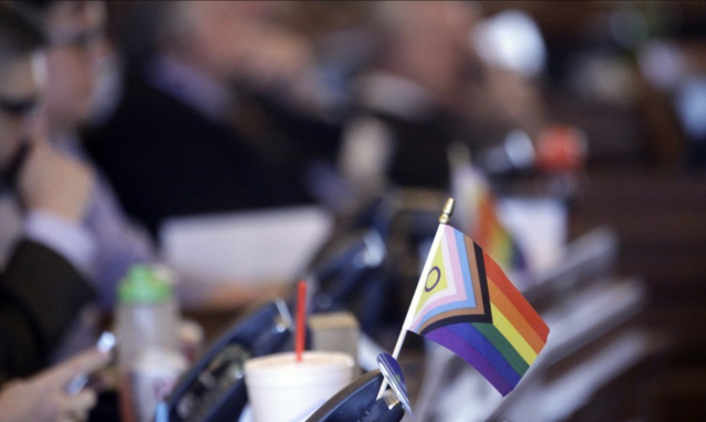 캔자스 주의회 민주당 의원석에 성소수자(LGBTQ) 차별 금지를 상징하는 무지개 무늬 장식이 걸려있다. AP 연합뉴스