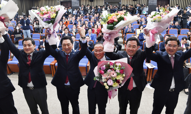 국민의힘 원내대표로 선출된 윤재옥 신임 원내대표가 7일 오전 서울 여의도 국회에서 열린 원내대표 선출을 위한 의원총회에서 김기현 당대표를 비롯한 참석자들과 기념촬영을 하고 있다. /연합뉴스