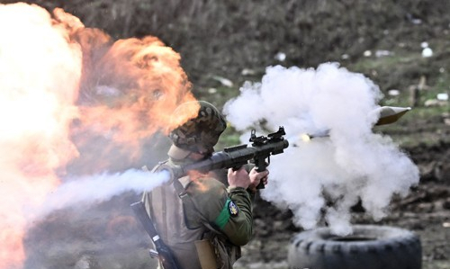 로켓포 쏘는 우크라이나군. AFP 연합뉴스