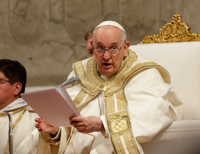 프란치스코 교황이 8일(현지시간) 바티칸 성 베드로 대성당에서 부활절 성야 미사를 집전하고 있다. EPA연합뉴스