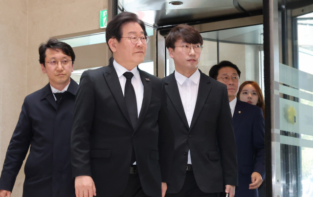 이재명(왼쪽 두 번째) 더불어민주당 대표가 9일 오후 이낙연 전 대표 장인의 빈소가 마련된 서울 강남구 삼성서울병원에 조문하기 위해 도착하고 있다. 연합뉴스