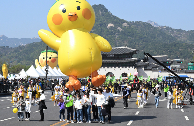 9일 서울 광화문 광장에서 진행된 '2023 부활절 퍼레이드'에서 참가팀이 예수 부활의 기쁨을 전하는 병아리 마스코트 '예삐'를 들고 행진하고 있다. 오승현 기자