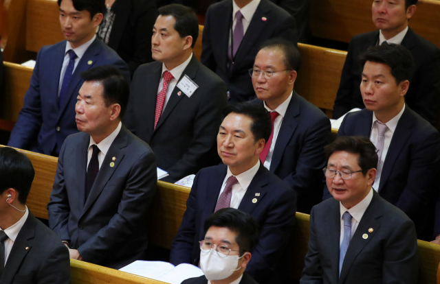 국민의힘 김기현(첫째줄 왼쪽 두번째) 대표, 윤재옥(둘째줄 // 세번째) 원내대표가 9일 서울 중구 영락교회에서 열린 2023 한국교회 부활절 연합예배에 참석해 있다. 연합뉴스