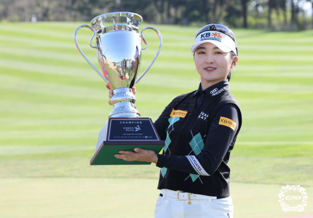 이예원이 9일 롯데렌터카 여자오픈에서 우승한 뒤 트로피를 들어 보이고 있다. 사진 제공=KLPGA