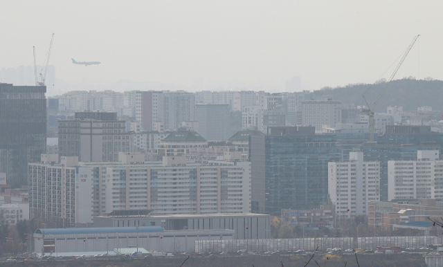 지난달 23일 서울 마포구 하늘공원에서 바라본 서울 시내. 연합뉴스