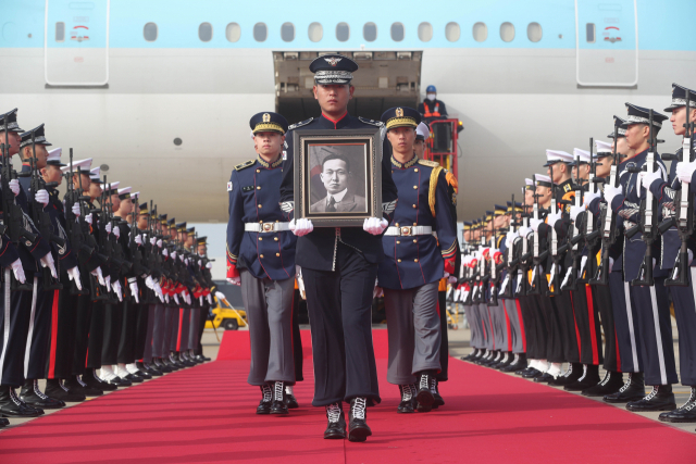 10일 오전 인천국제공항 제2터미널 주기장에서 열린 황기환 애국지사 유해 영접행사에서 국방부 의장대가 유해를 운구하고 있다. 영종도=공항사진기자단 2023.04.10