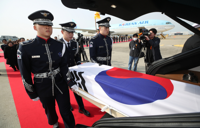 10일 오전 인천국제공항 제2터미널 주기장에서 열린 황기환 애국지사 유해 영접행사에서 국방부 의장대가 유해를 운구하고 있다. 영종도=공항사진기자단 2023.04.10