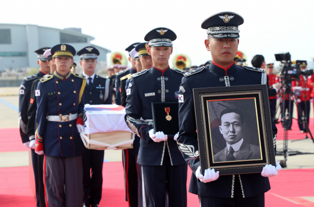 10일 오전 인천국제공항 제2터미널 주기장에서 열린 황기환 애국지사 유해 영접행사에서 국방부 의장대가 유해를 운구하고 있다. 영종도=공항사진기자단 2023.04.10