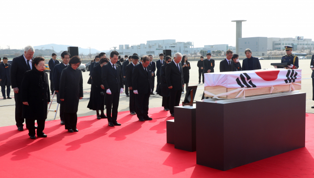 10일 오전 인천국제공항 제2터미널 주기장에서 열린 황기환 애국지사 유해 영접행사에서 국방부 의장대가 유해를 운구하고 있다. 영종도=공항사진기자단 2023.04.10