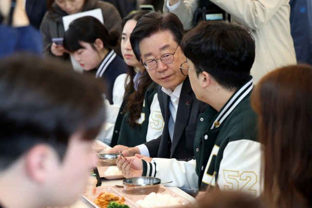 이재명 더불어민주당 대표가 지난 7일 '천원의 아침밥'을 제공하는 광주 북구 전남대학교 제1학생회관 식당에서 식사를 하고 있다. 연합뉴스