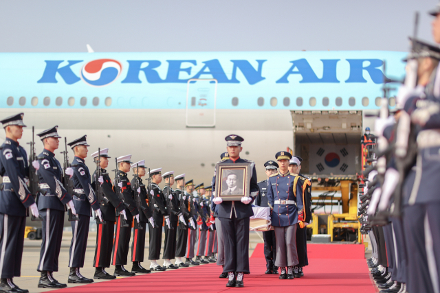 10일 오전 인천국제공항 제2터미널 주기장에서 열린 순국 100년 황기환 애국지사 유해 영접에서 국방부 의장병들이 영현운구를 하고 있다. /공항사진기자단