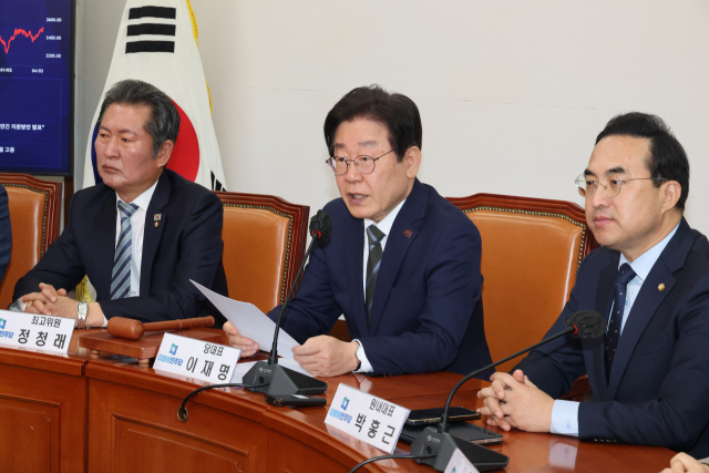 이재명(가운데) 더불어민주당 대표가 10일 국회에서 열린 최고위원회에서 발언하고 있다. 연합뉴스