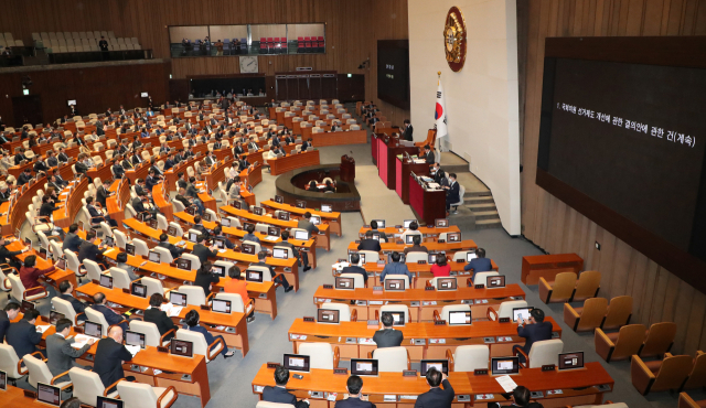 10일 서울 여의도 국회 본회의장에서 제405회국회(임시회) 제1차 국회의원 선거제도 개선에 관한 결의안 심사를 위한 전원위원회가 열리고 있다. 권욱 기자