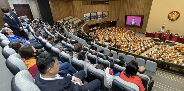 10일 서울 여의도 국회 본회의장에서 제405회국회(임시회) 제1차 국회의원 선거제도 개선에 관한 결의안 심사를 위한 전원위원회가 열린 가운데 방청객들이 관람하고 있다. 권욱 기자