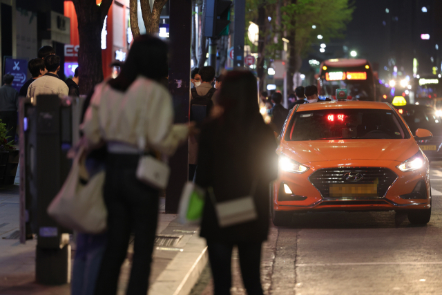 서울 강남역 인근에서 시민들이 택시를 잡기 위해 서 있다. 연합뉴스