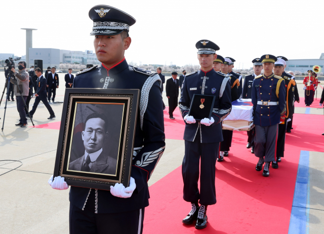 10일 인천국제공항 제2터미널 주기장에서 열린 황기환 애국지사 유해 영접행사에서 국방부 의장대가 유해를 운구하고 있다. 영종도=공항사진기자단