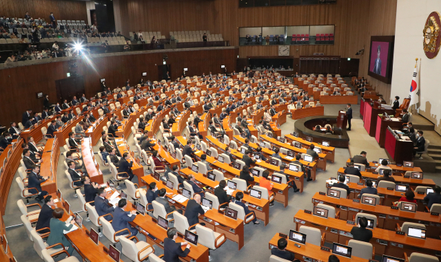 내년 총선에 적용할 선거제 개편안(공직선거법 개정안)을 논의하기 위한 국회 전원위원회(전원위)가 10일 서울 여의도 국회에서 나흘간 개최돼 여야 의원들이 난상토론을 벌이고 있다. 전원위 개최는 지난 2003년 '이라크 전쟁 파견 연장 동의안'에 대한 토론 이후 20년 만이다. 권욱 기자