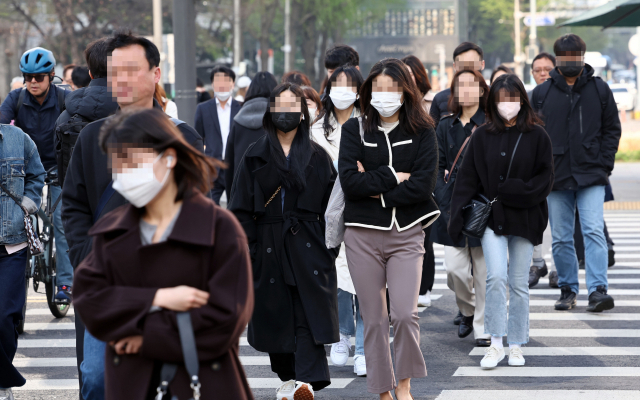 비가 그치고 다시 추워진 지난 7일 세종대로 사거리에서 시민들이 출근하고 있다. 11일 비가 내린 뒤에도 다시 기온이 크게 떨어질 전망이다. 연합뉴스