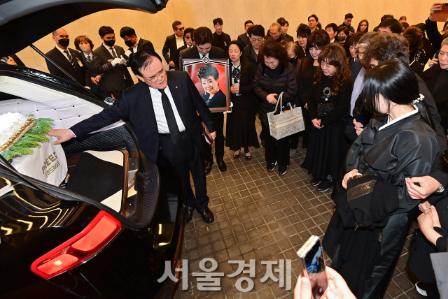 가수 고(故) 현미의 발인이 11일 오전 서울 동작구 중앙대병원 장례식장에서 진행되고 있다. / 사진=사진공동취재단