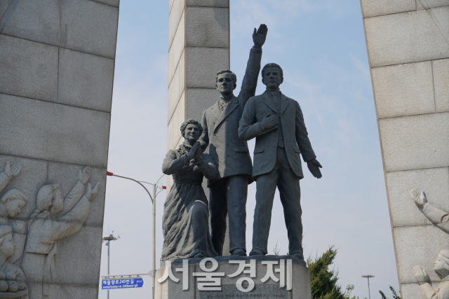 인천에 있는 '한국기독교100주년기념탑'에 새겨진 아펜젤러 선교사 부부와 언더우드 선교사의 모습.