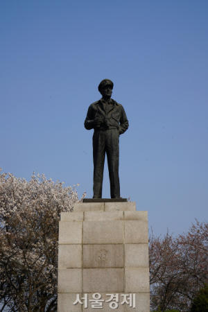 인천제일교회 인근의 자유공원에 있는 맥아더 장군 동상이다. 인천은 미국과 인연이 깊다.