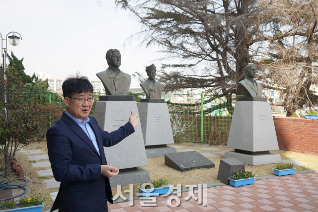 인천내리교회 최영호 부목사가 내리교회 설립자들의 흉상을 설명하고 있다. 왼쪽부터 아펜젤러 목사, 한국최초의 목사인 김기범, 조지 존스 목사다.